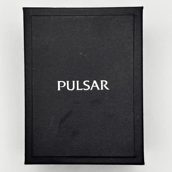 Pulsar by Seiko NIB Small Petite Round Silver Gold Ladies Watch Working - Picture 5 of 9